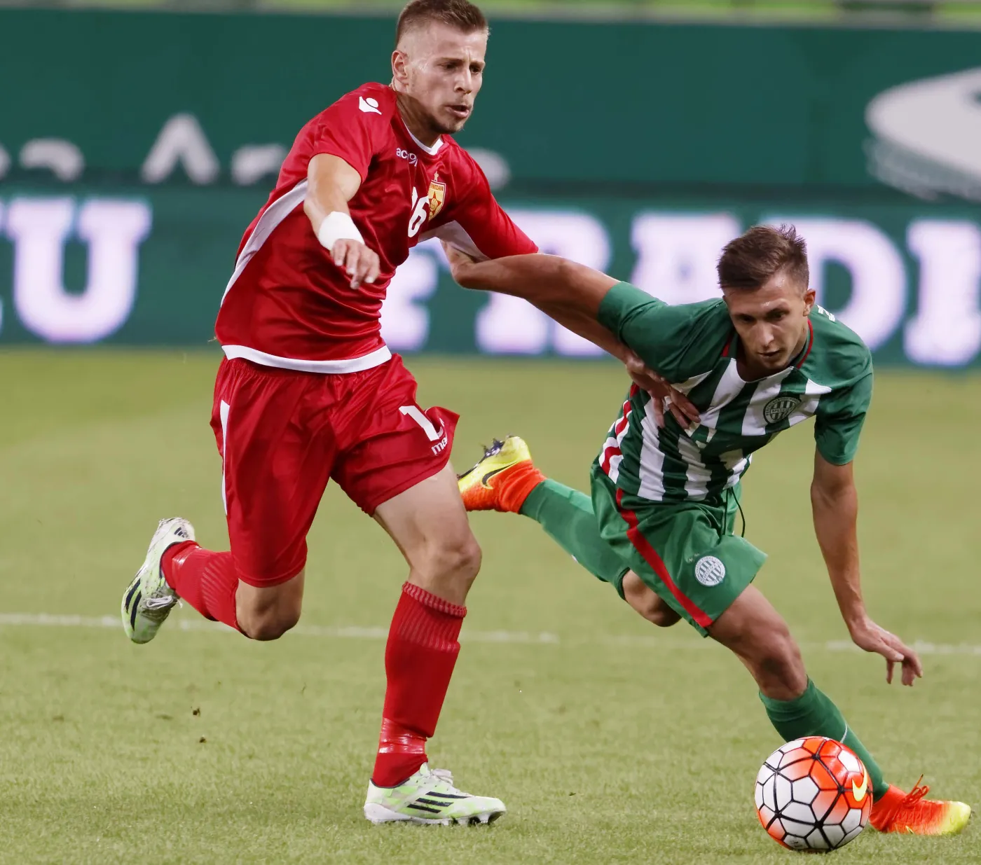 Dominik Nagy (w zielonym stroju)