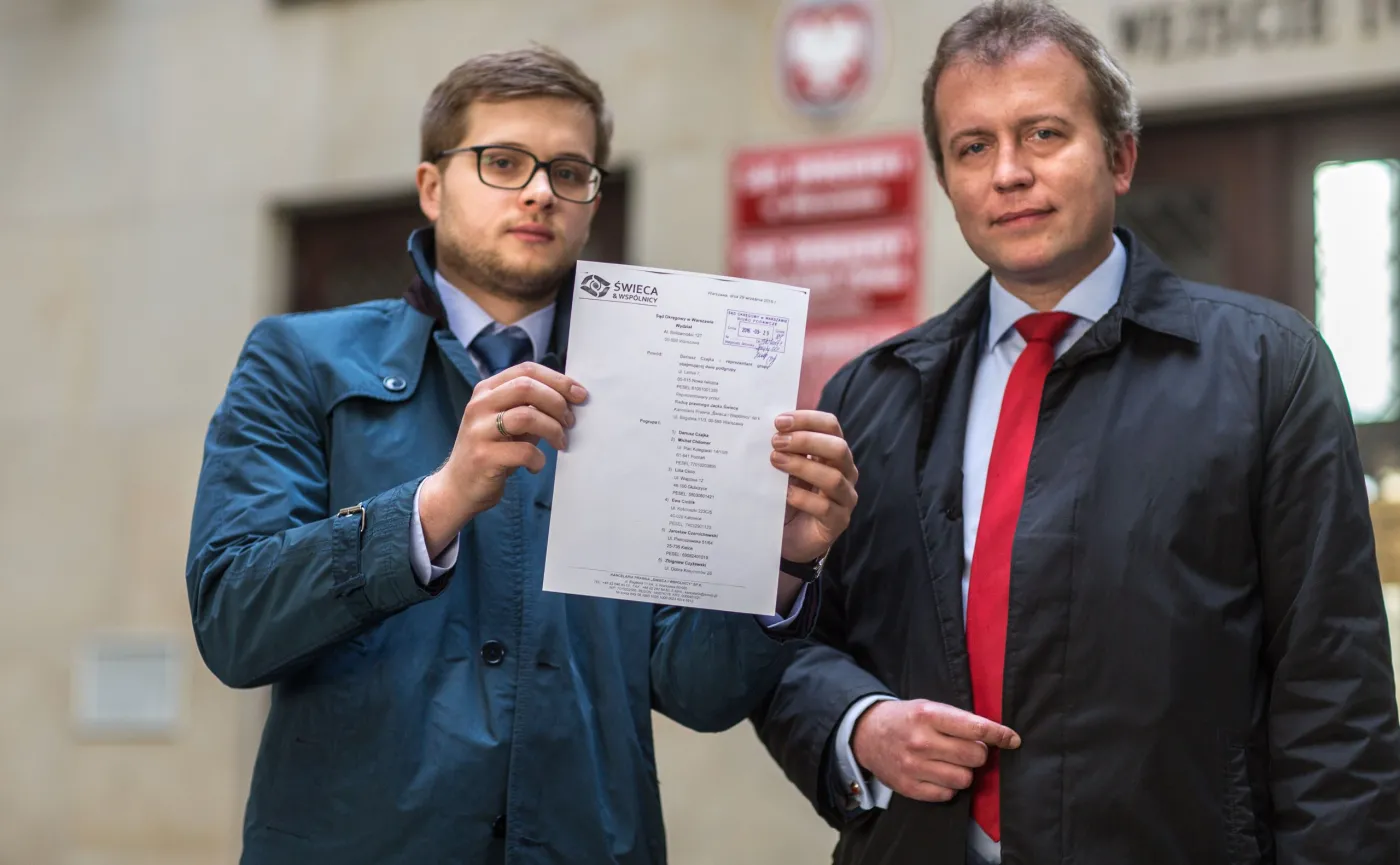 Prezes stowarzyszenia StopVW.pl, mecenas Jacek Świeca (P) oraz mecenas Konrad Kacprzak 