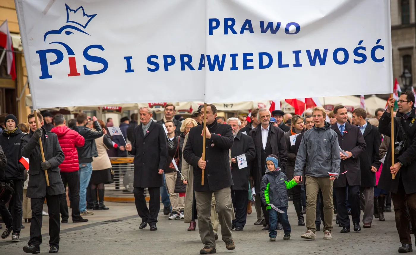 Transparent z logo Prawa i Sprawiedliwości