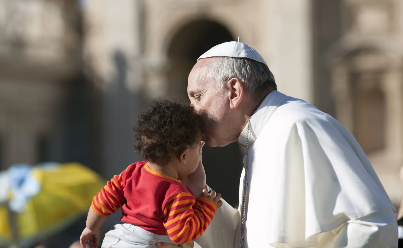 Papież Franciszek całuje dziecko