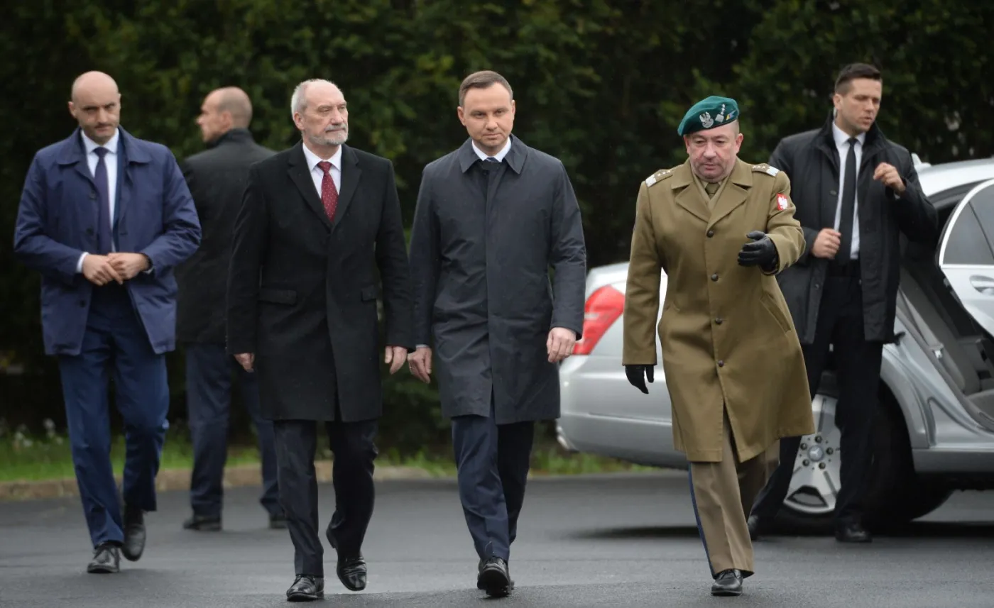 Zwierzchnik sił zbrojnych, prezydent Andrzej Duda (C), minister obrony narodowej Antoni Macierewicz (L) i szef Sztabu Generalnego Wojska Polskiego gen. broni Leszek Surawski (P) 