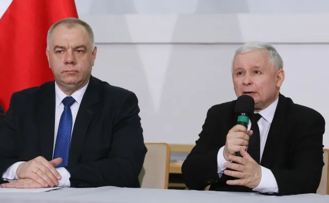 PiS ogłasza konkurs na dwa pomniki smoleńskie i podaje dwie lokalizacje
