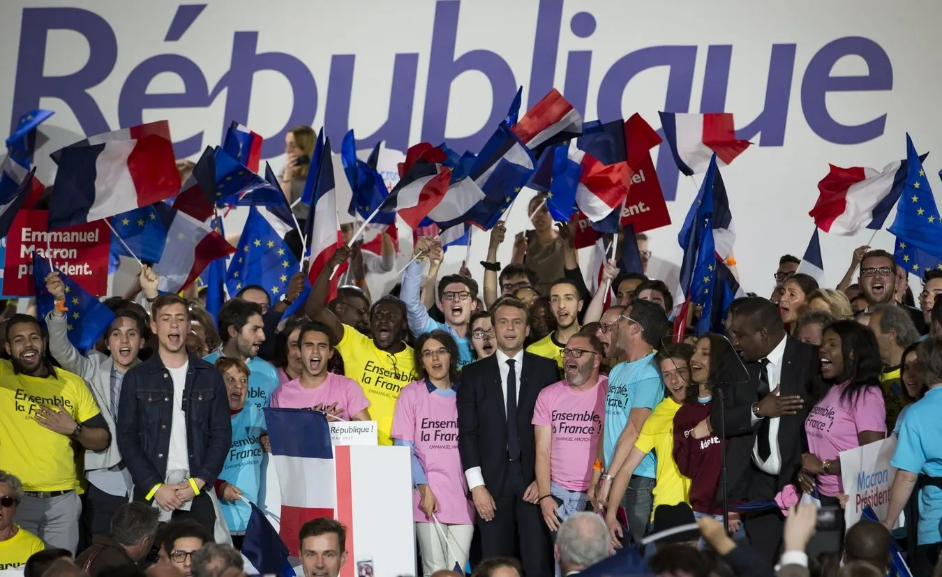 Emmanuel Macron ze swoimi zwolennikami