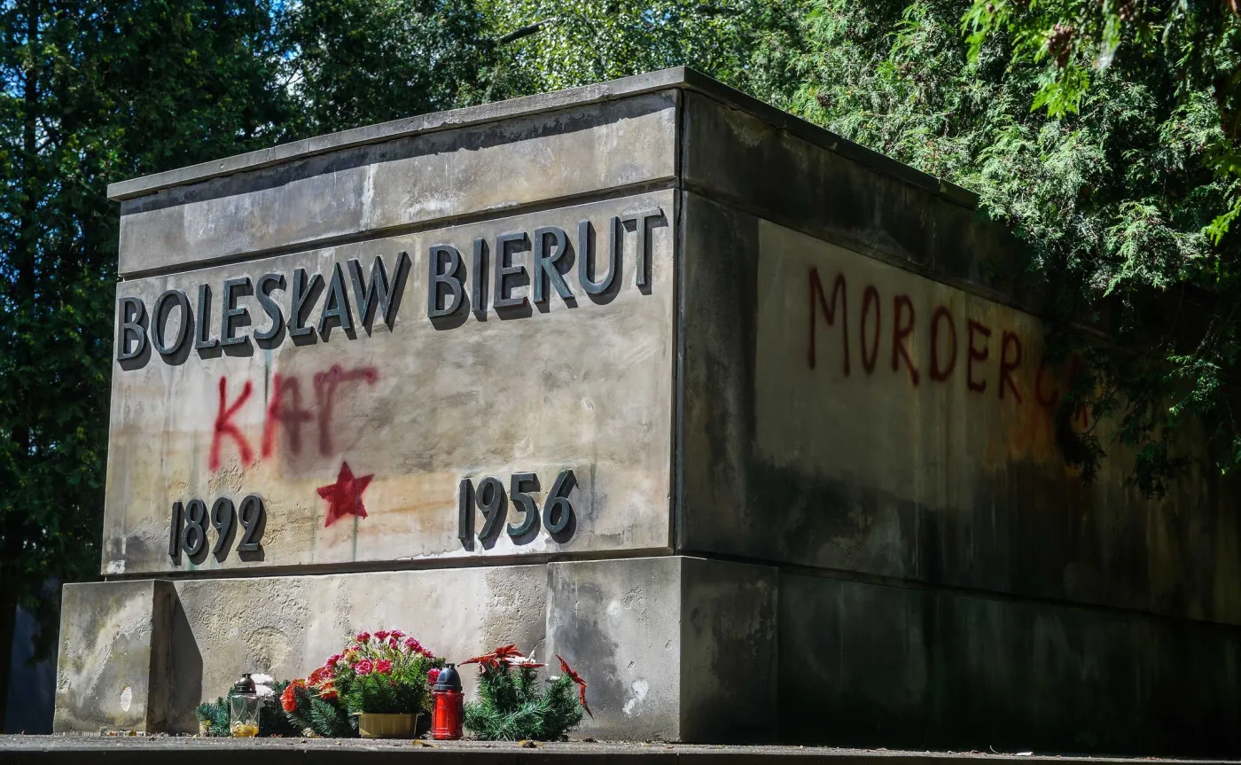 Zniszczony grób Bolesława Bieruta