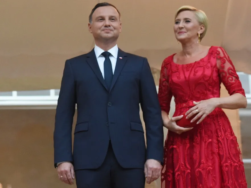 Tandeta z prowincjonalnego wesela... Eksperci bezlitośni dla wczorajszej wieczorowej kreacji Agaty Dudy