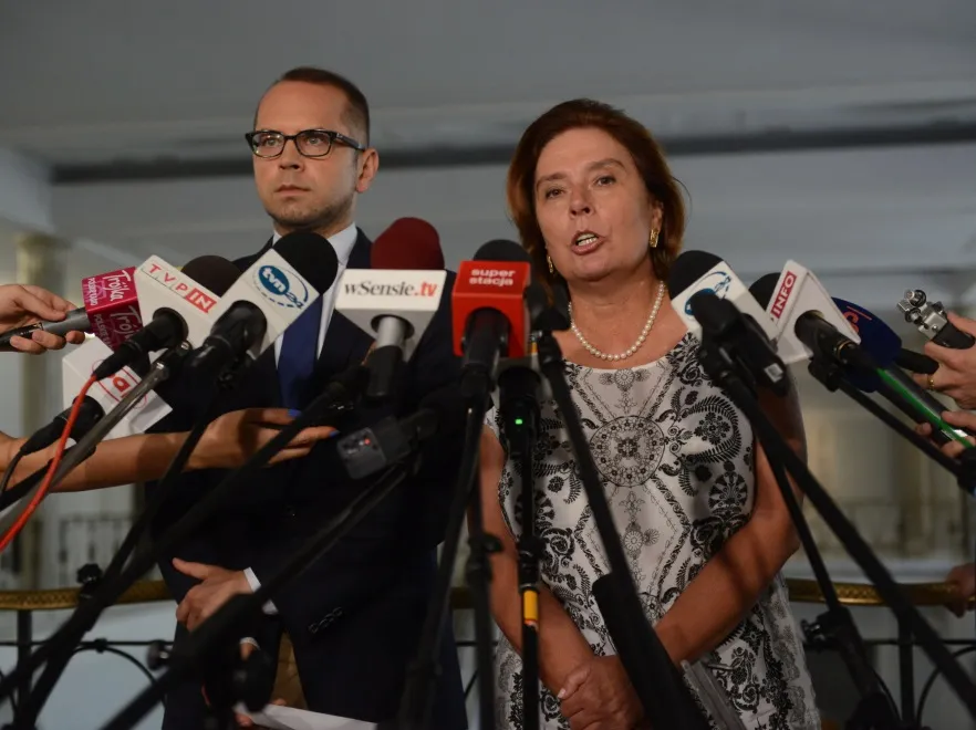 Niemodny hełm. Małgorzata Kidawa-Błońska w nowym uczesaniu. FOTO