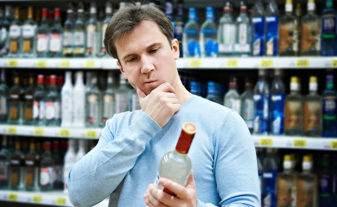 Mężczyzna na stoisku alkoholowym