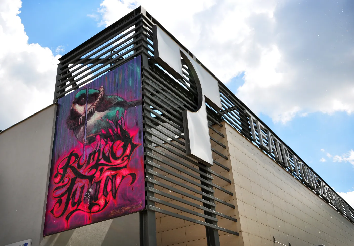 Mural na ścianie Teatru Powszechnego