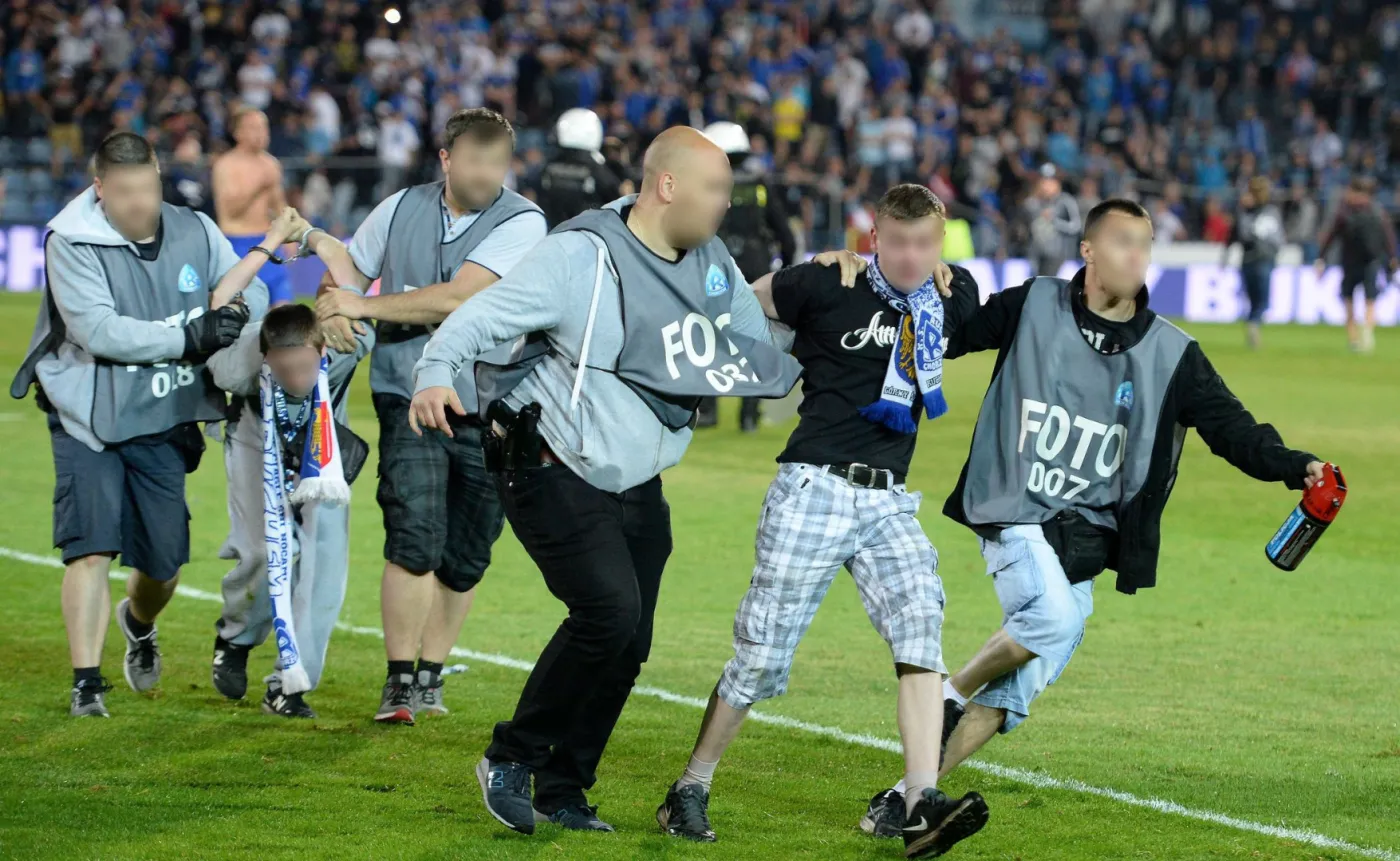 Policja przebrana za fotoreporterów zatrzymała pseudokibiców. Śląscy dziennikarze oburzeni. ZDJĘCIA z zamieszek