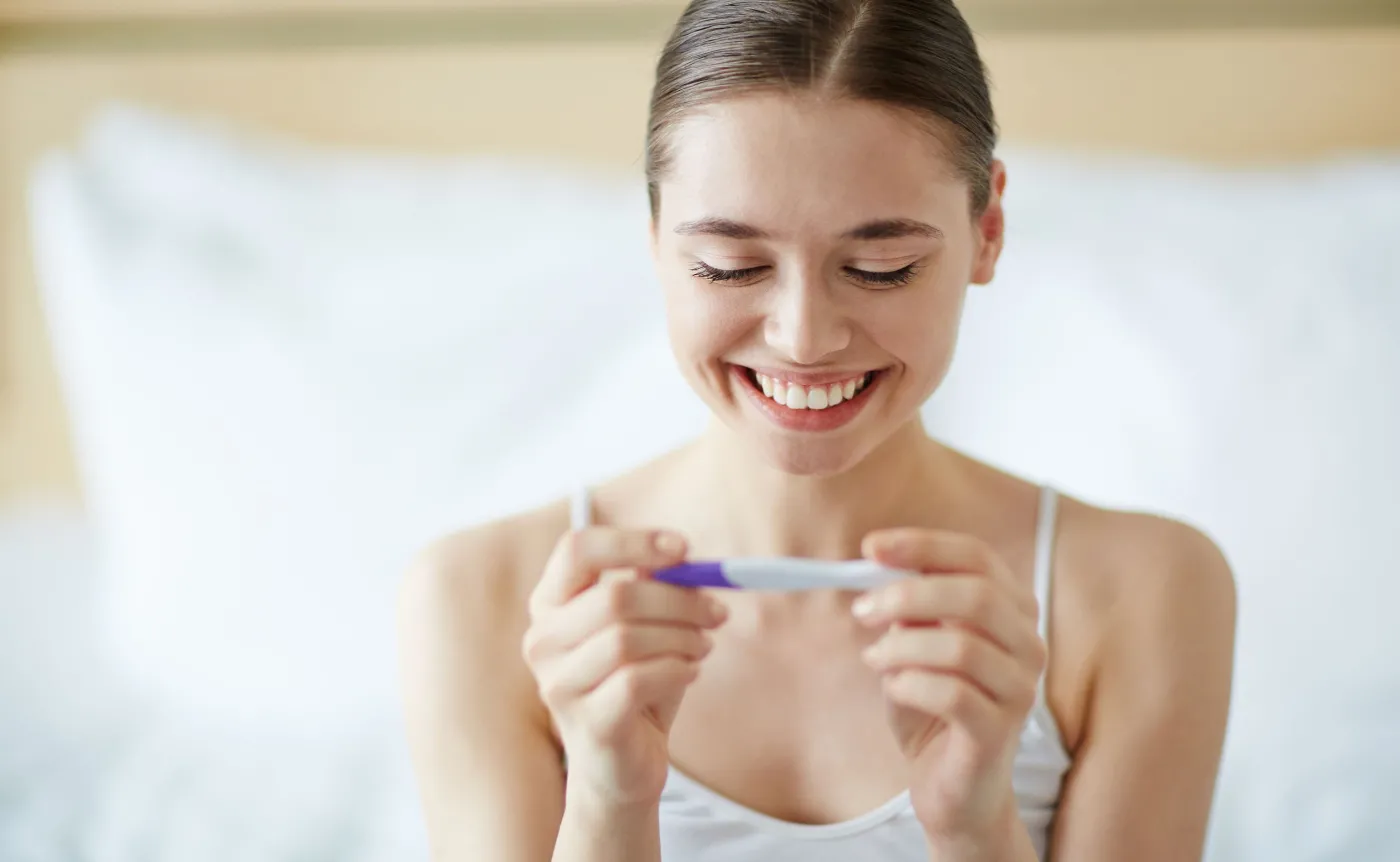 Kobieta patrzy na test ciążowy