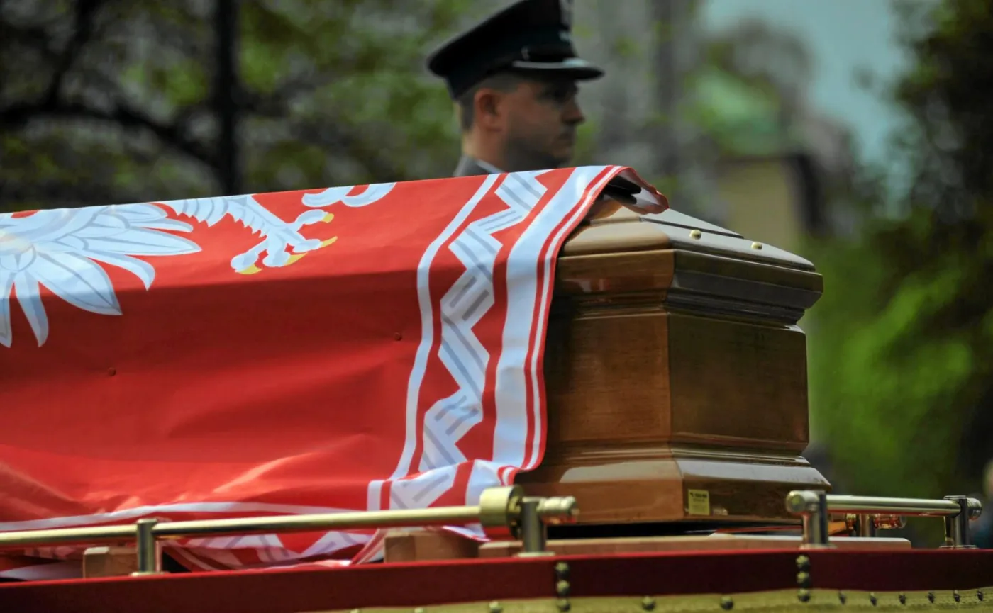 Trumna z ciałem Ryszarda Kaczorowskiego