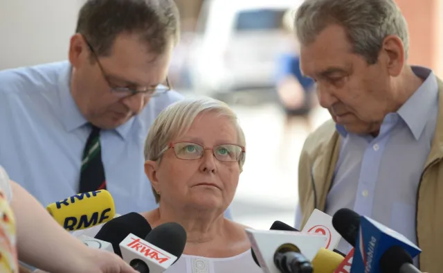 "Teraz jest wyjątkowo trudny okres związany z ekshumacjami". Apel rodzin smoleńskich do kontrmanifestujących