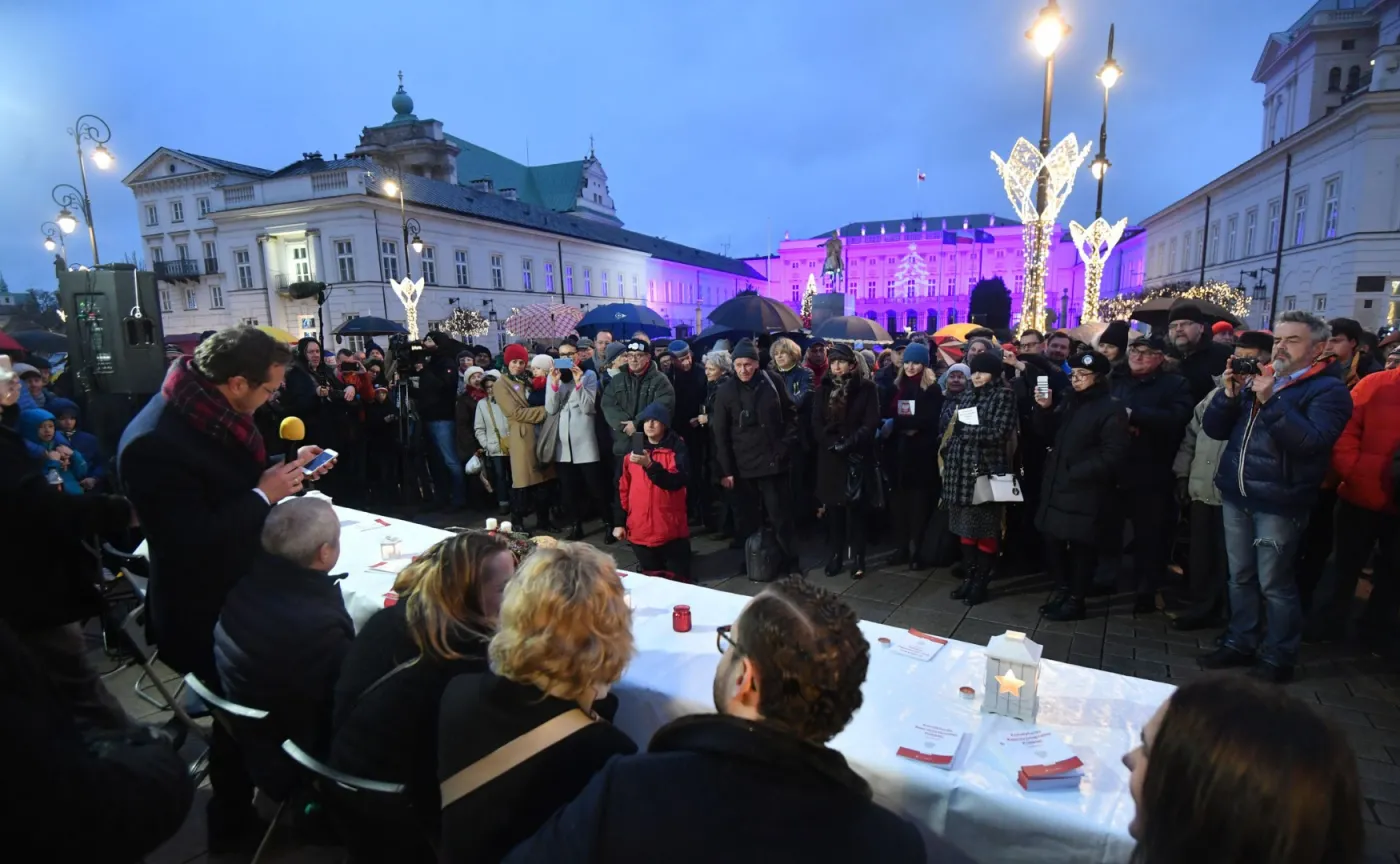 Obywatele RP przed Pałacem Prezydenckim