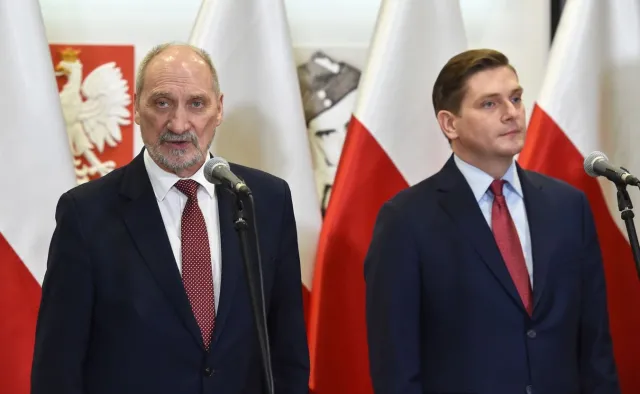 Macierewicz zostanie w MON? Kownacki broni swojego szefa i mówi, co dalej ze śmigłowcami