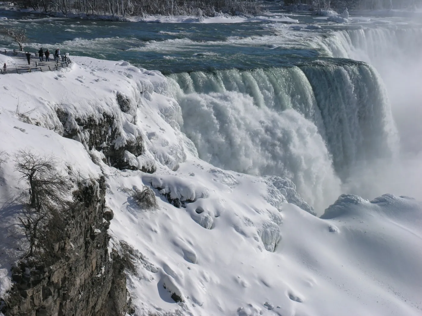 Niagara częściowo zamarznięta