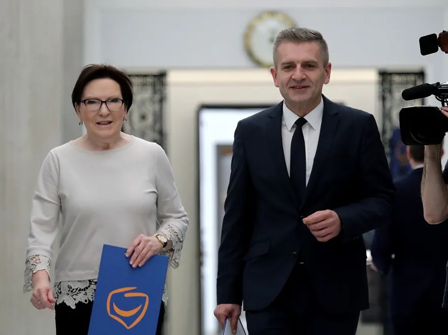 Jak ona to osiągnęła?! Ewa Kopacz ma tak genialną figurę, że nie zaszkodziły jej nawet TE "bardzo trudne" buty. FOTO
