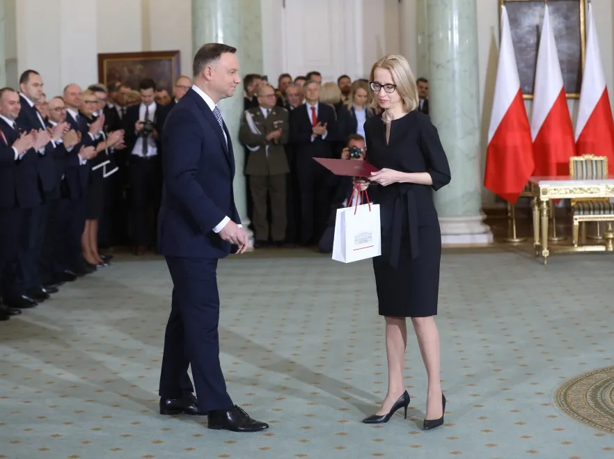 Jest się czym inspirować! Nowa minister finansów stylem bije koleżanki na głowę. FOTO