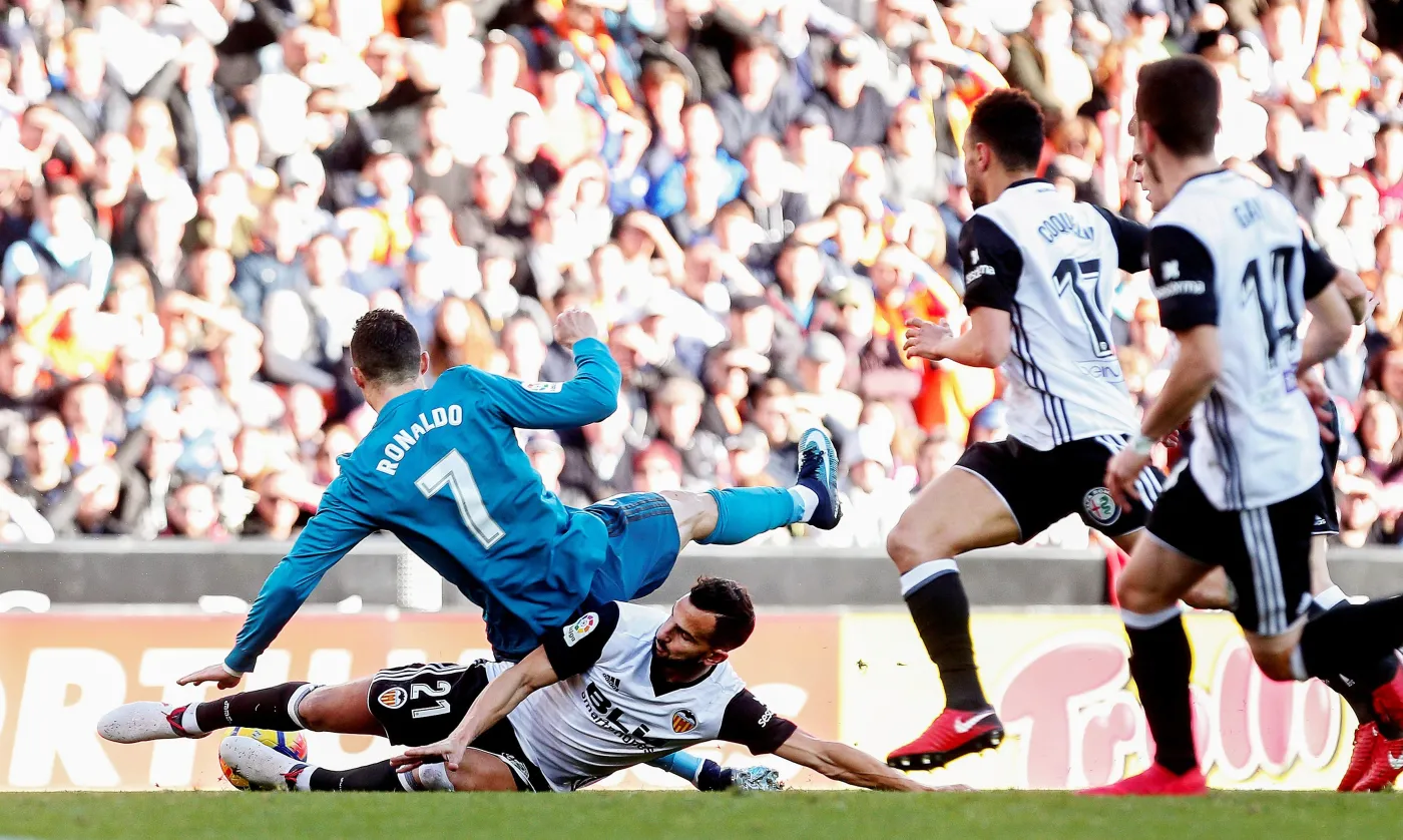 Cristiano Ronaldo (w ciemnym stroju)