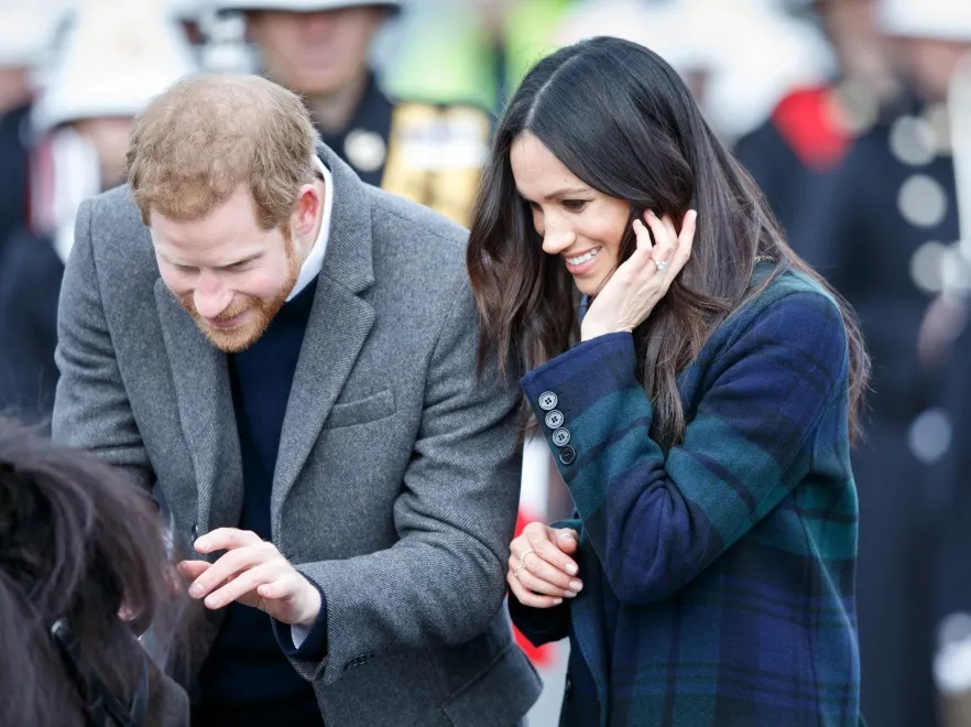 Szerokie spodnie i boski płaszcz. Meghan Markle w najmodniejszych trendach sezonu w Edynburgu. FOTO