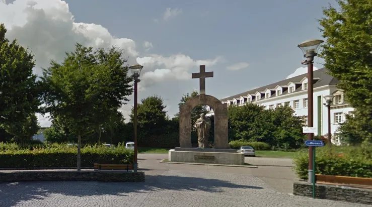 Pomnik Jana Pawła II w Ploermel