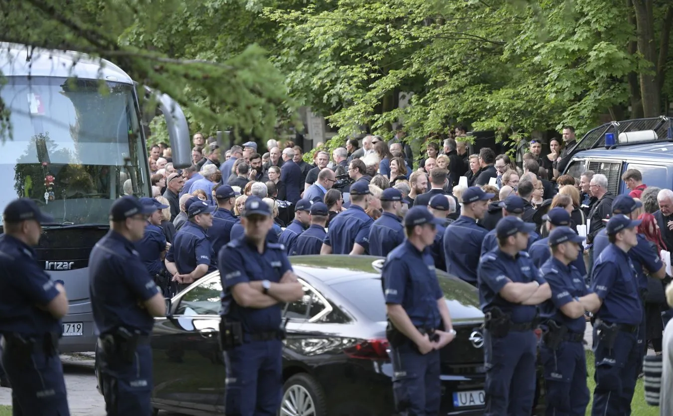 Policjanci na cmentarzu w Gdańsku