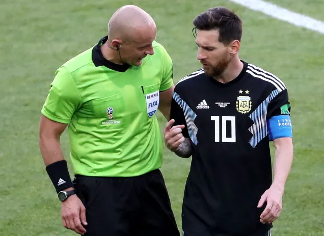 Marciniak okradł Argentynę z rzutu karnego. Messi zawiódł. W meczu z Islandią zmarnował "11"