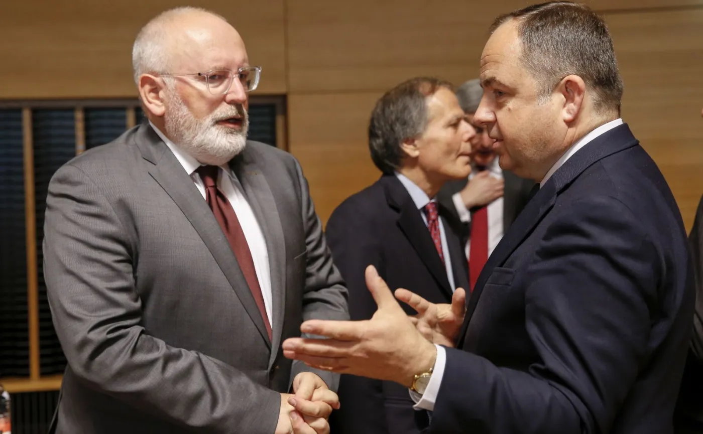 Frans Timmermans i Konrad Szymański
