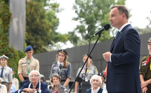 Prezydent w czasie spotkania z powstańcami: Chcę pochylić głowę przed pamięcią Lecha Kaczyńskiego