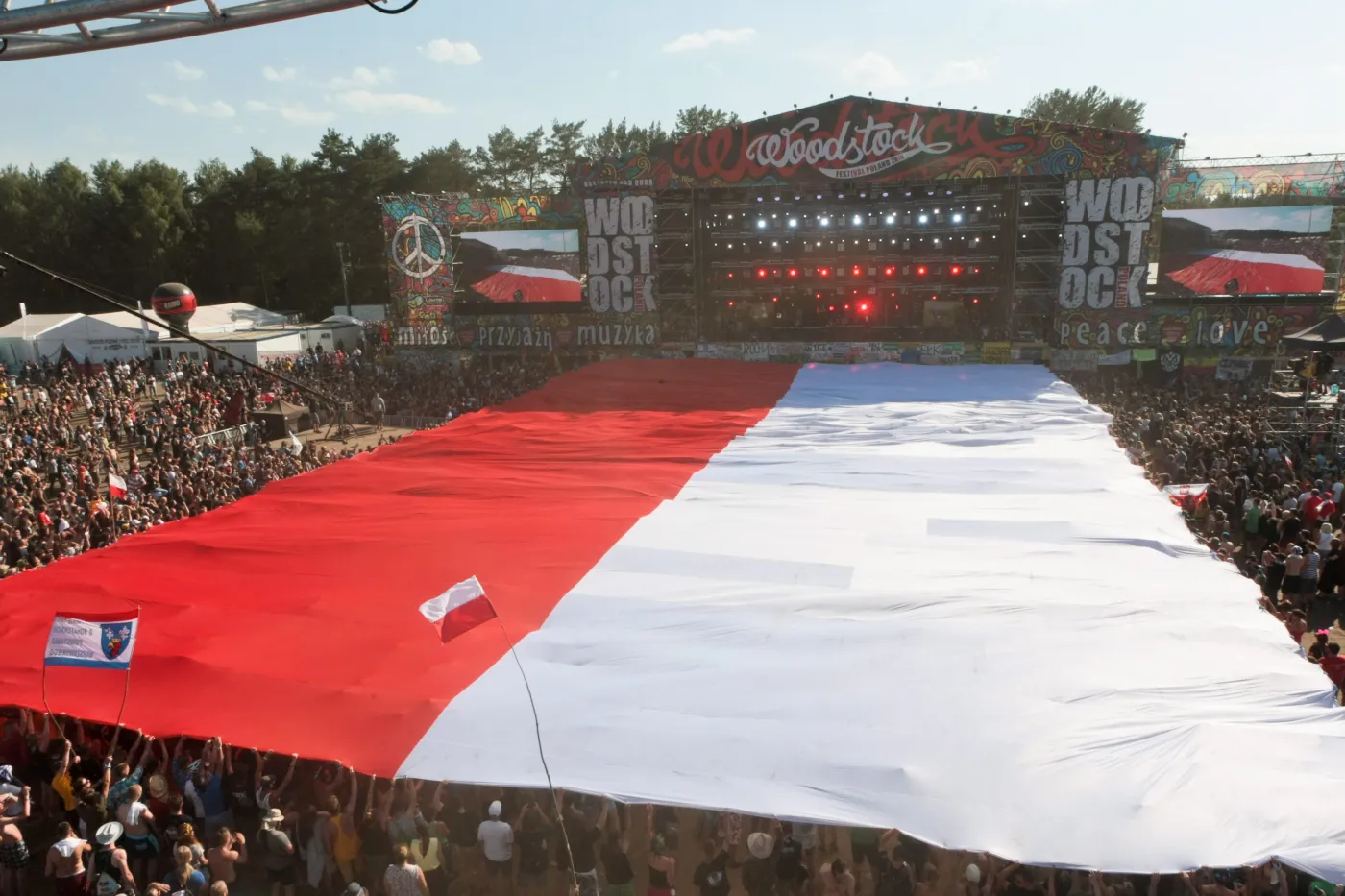 Polska flaga na Przystanku Woodstock
