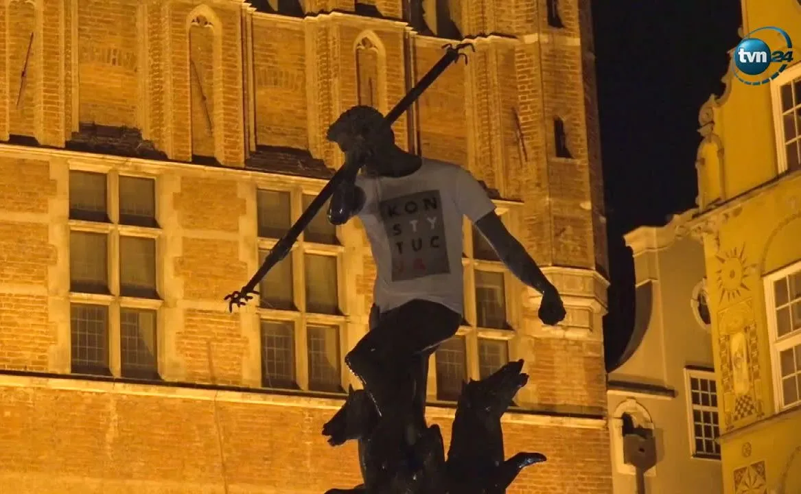Neptun w koszulce "konstytucja"