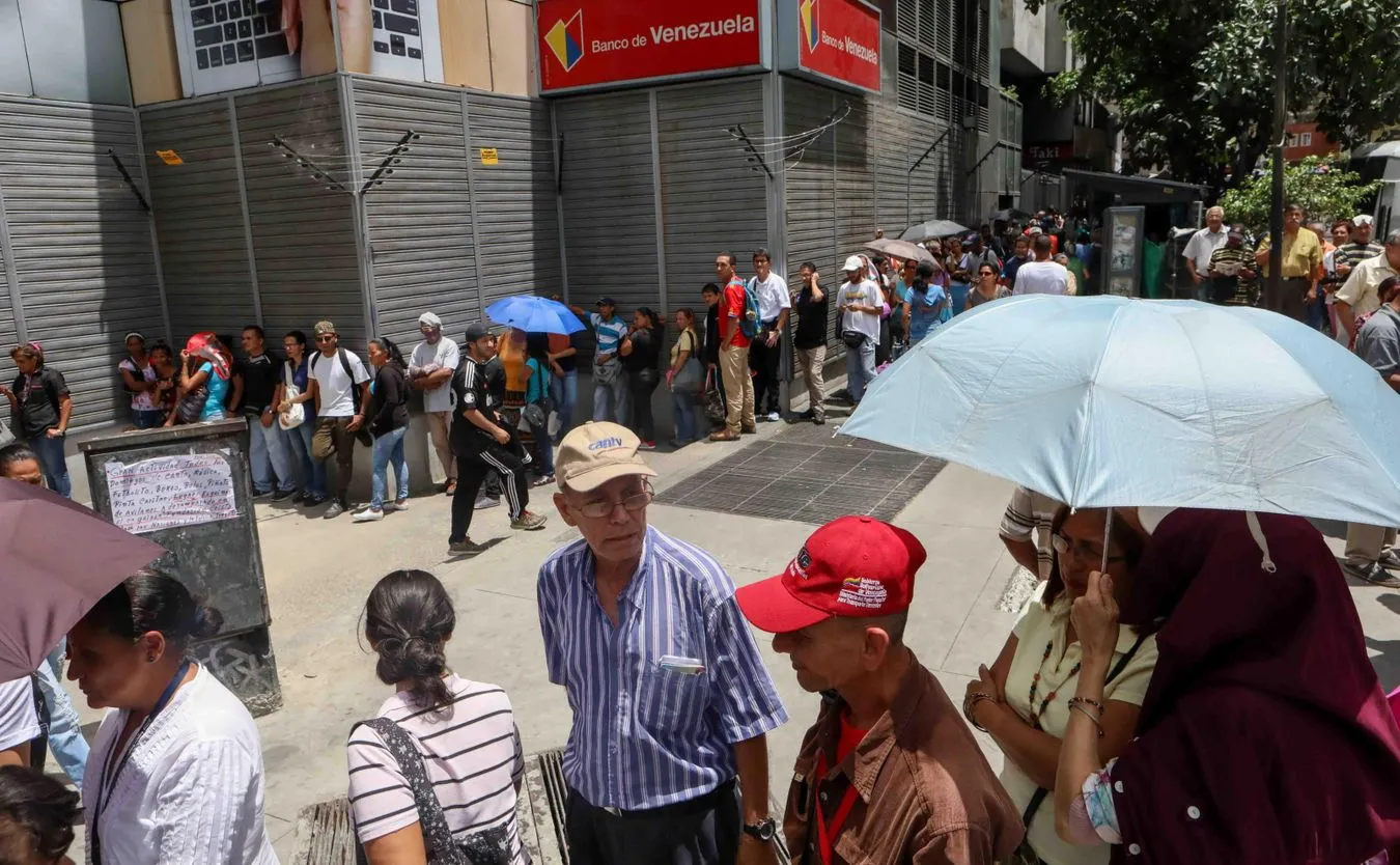 Ludzie w kolejce do banku w Caracas