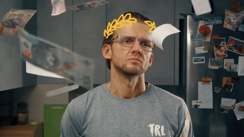 Kadr z teledysku Kękę "Cesarz"