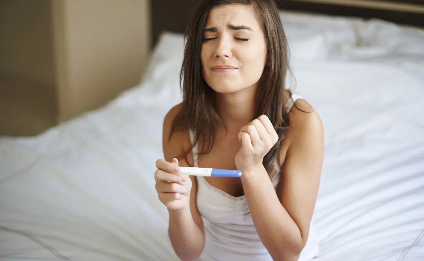 Kobieta trzyma w ręku test ciążowy