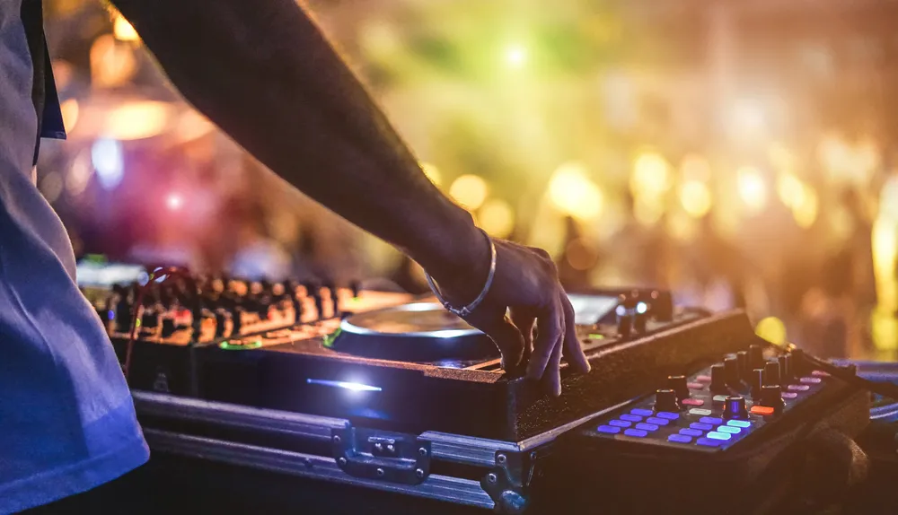 DJ podczs imprezy na otwartym powietrzu