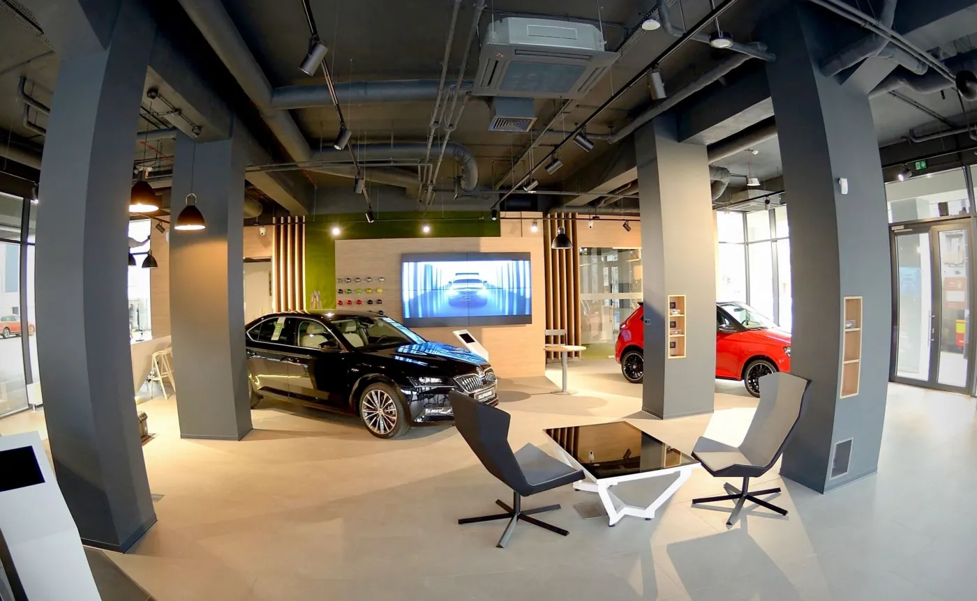  W przestrzeni nowo otwartego showroomu klienci będą mogli korzystać nie tylko z iPadów, ale także z interaktywnego stołu i ekranu dotykowego oraz ściany video składającej się z czterech 55-calowych telewizorów. Na wszystkich urządzeniach zainstalowano specjalną aplikację, która przez cały proces zakupowy towarzyszy zarówno kupującemu, jak i sprzedawcy