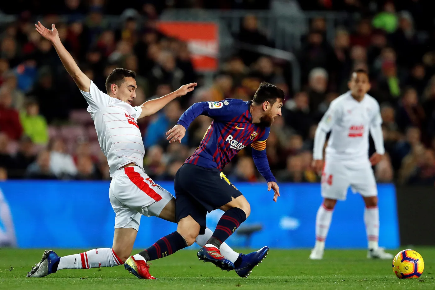 Lionel Messi (w ciemnym stroju)