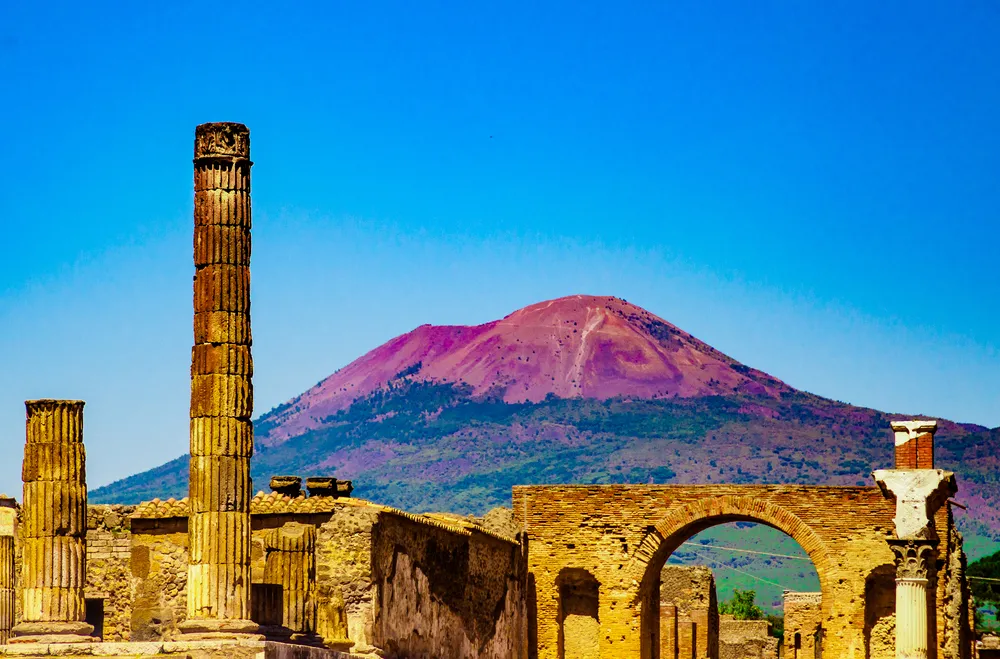 Ruiny w Pompejach na tle Wezuwiusza