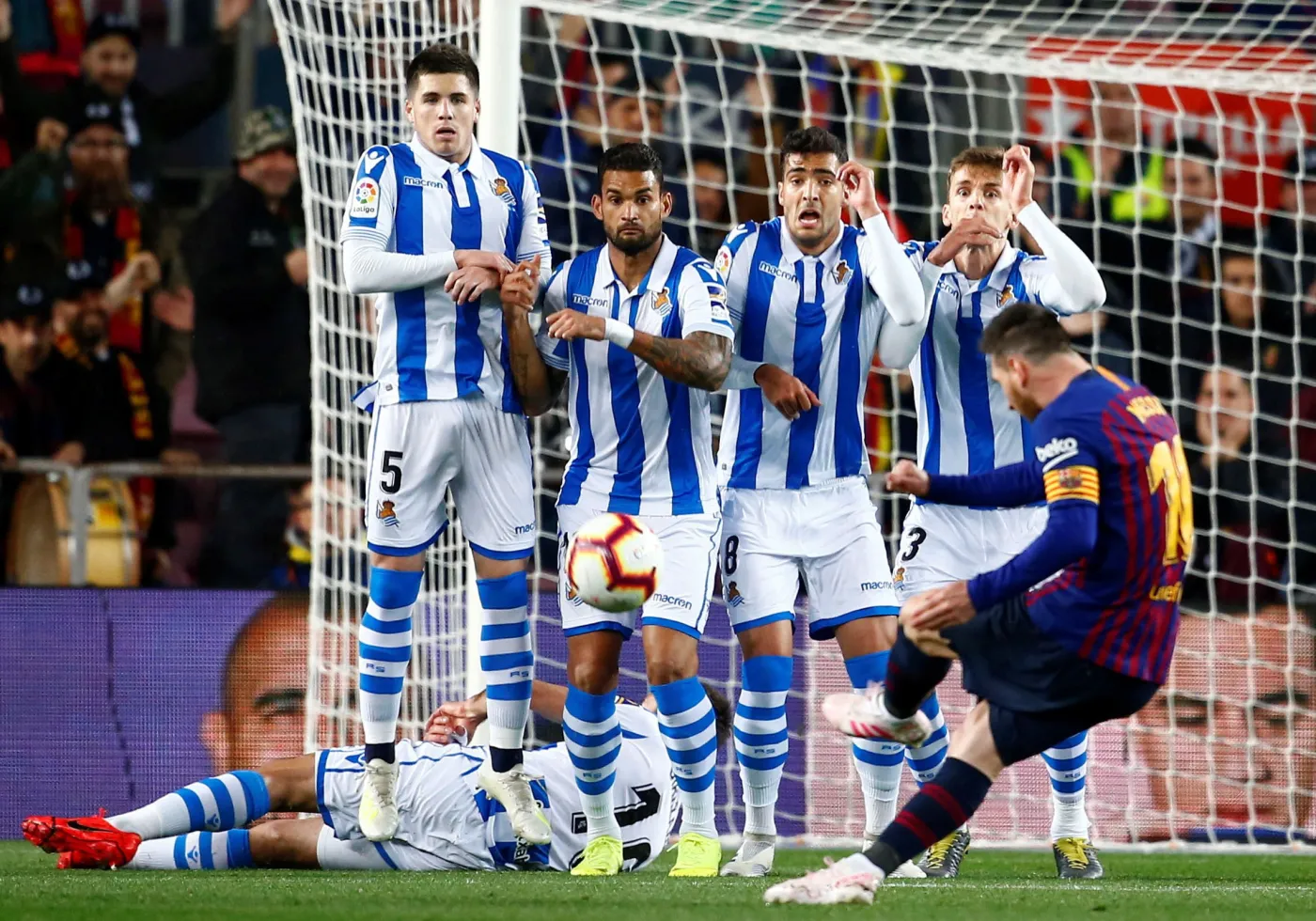 Leo Messi (wykonuje rzut wolny)