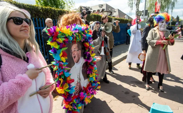 "Chryja pod Radiem Maryja". Manifestacja przeciwników katolickiej rozgłośni w urodziny ojca Rydzyka [ZDJĘCIA]