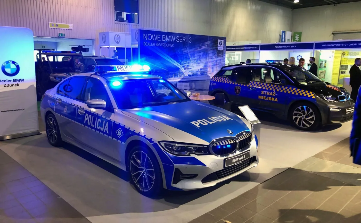Nowe BMW serii 3 jako oznakowany radiowóz 
