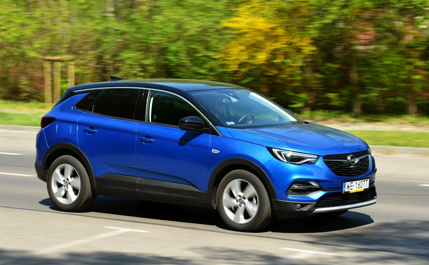 Opel grandland X został hurtowo naszpikowany rozwiązaniami ułatwiającymi życie człowiekowi. Lista obejmuje m.in. adaptacyjny tempomat z funkcją wykrywania pieszych czy system automatycznego hamowania awaryjnego