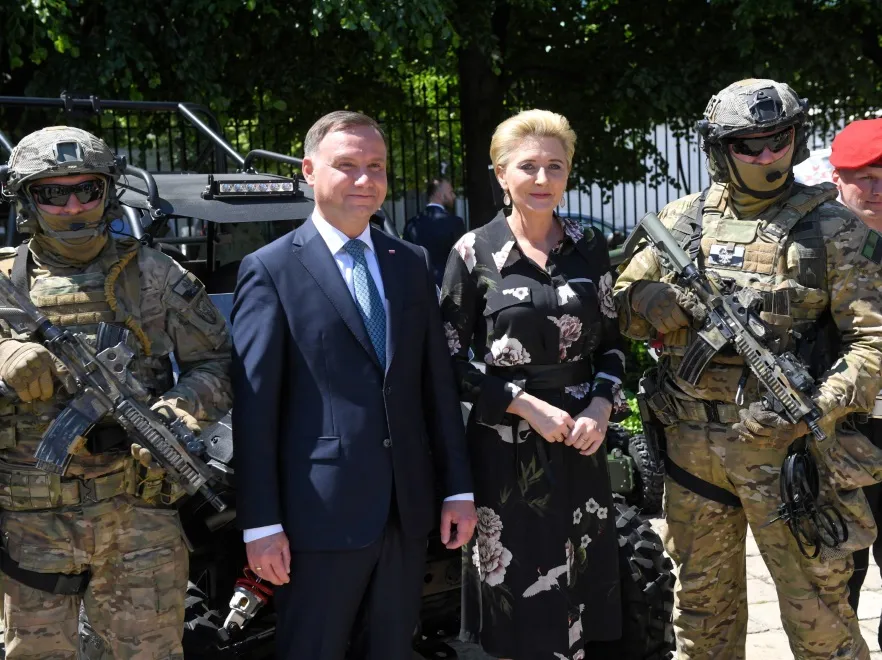 Przytłaczająca jak rzadko kiedy. Agata Duda wybitnie nie dostosowała stylizacji do pogody. FOTO