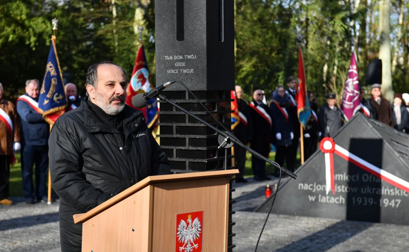 Ks. Tadeusz Isakowicz-Zaleski podczas uroczystości odsłonięcia pomnika pamięci ofiar nacjonalistów ukraińskich