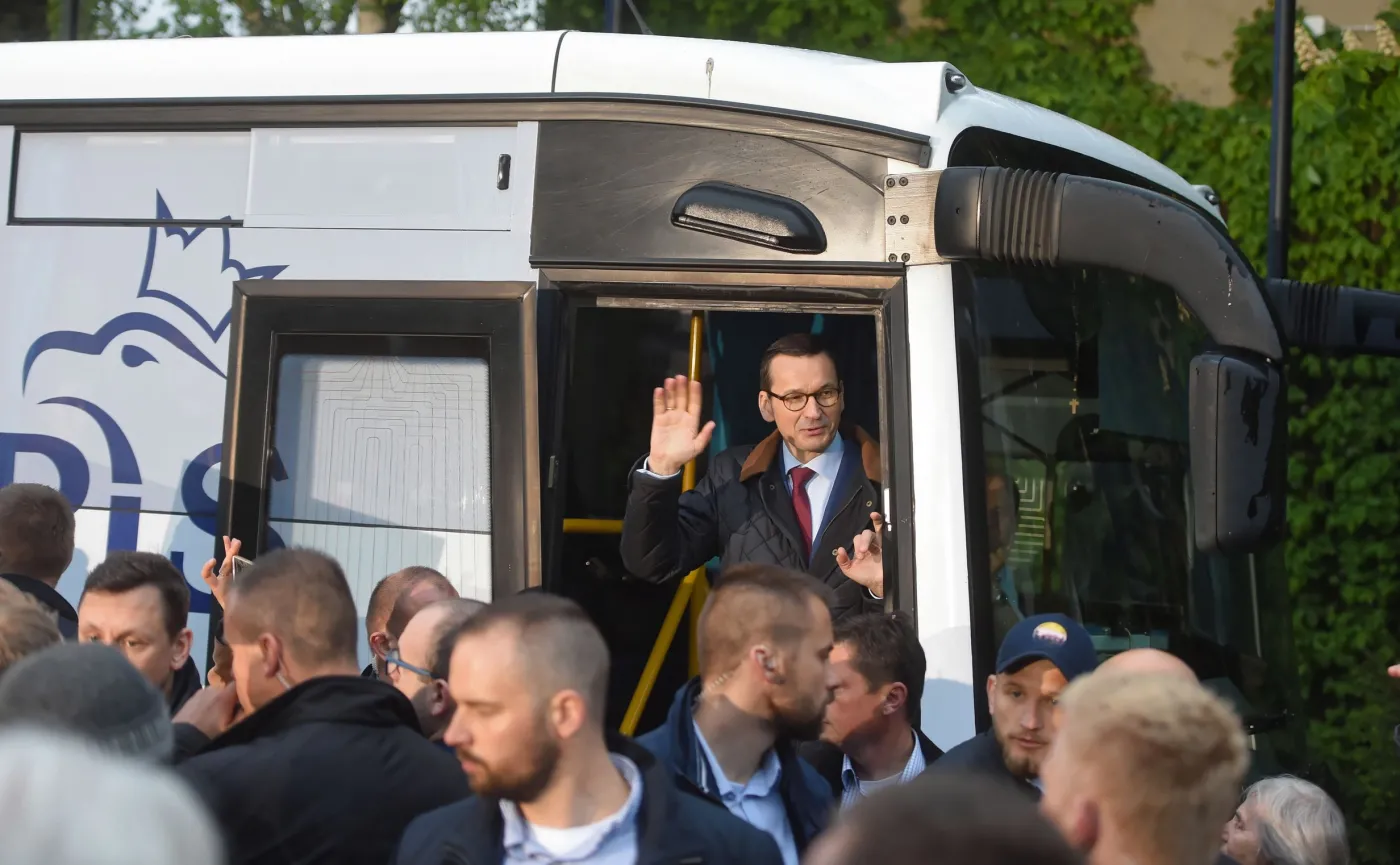 Premier Mateusz Morawiecki w PiS-busie