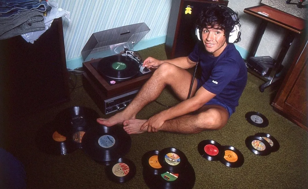 Diego Maradona słuchający płyt