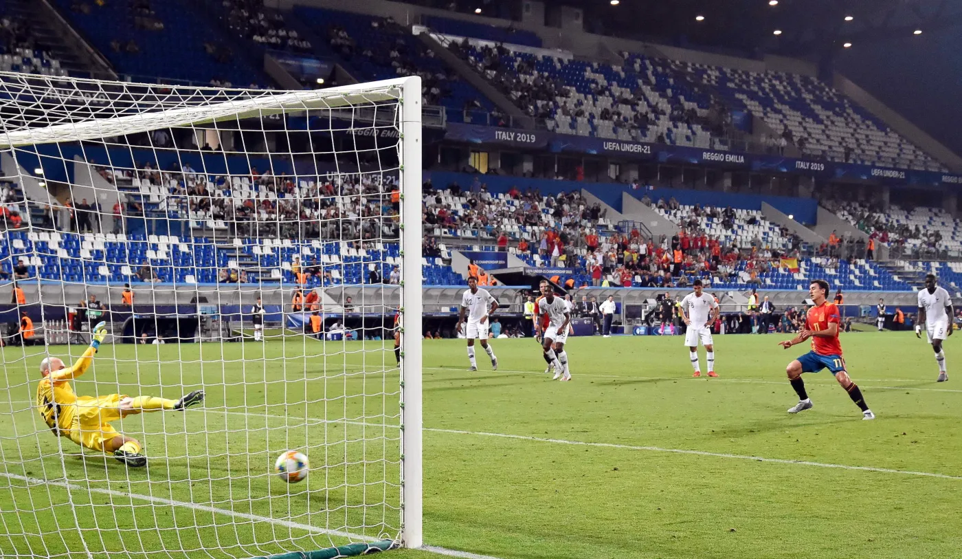 Mikel Oyarzabal wykonuje rzut karny