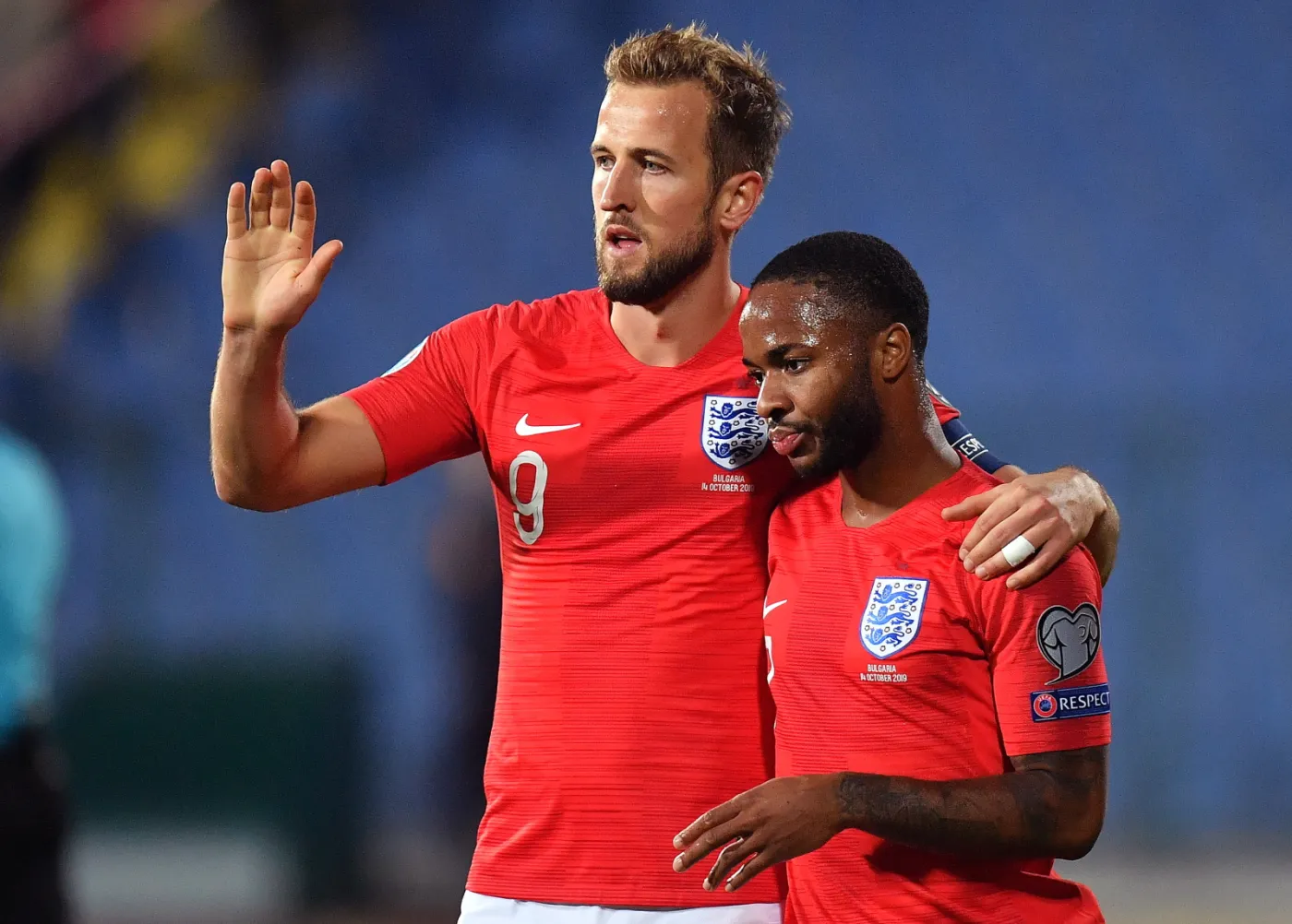 Harry Kane pociesza Rahima Steerlinga