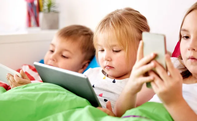 Szyja smartfonowa. Problem, który się leczy u dzieci