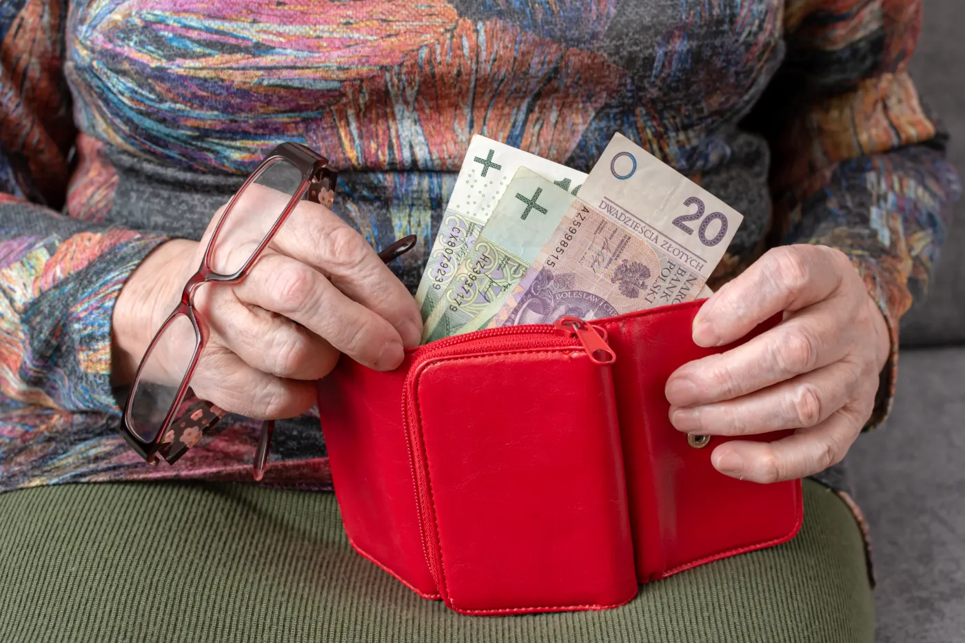 Seniorka trzyma portfel z pieniędzmi