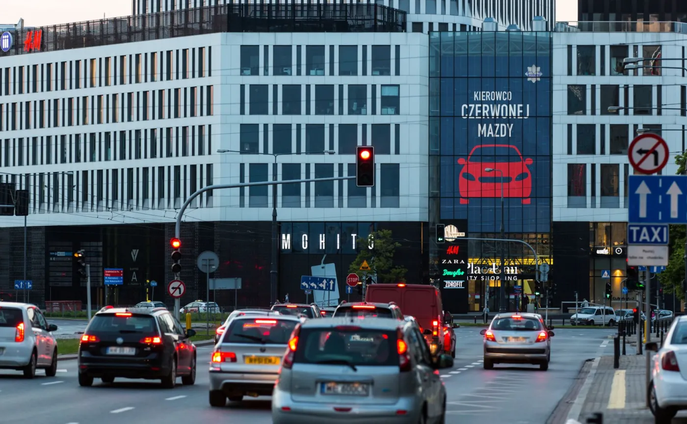 Policja wykorzystała ekran Digital Out-Of-Home, który dzięki specjalnej aplikacji potrafi rozpoznawać i śledzić dowolne obiekty znajdujące się w jego zasięgu 